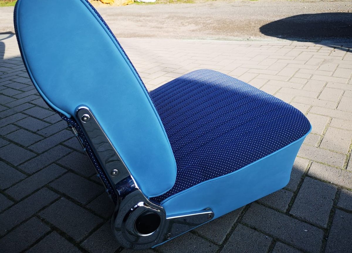 Neu bezogener Bootssitz in hellblauem Kunstleder mit dunkelblauem Sitzstoff